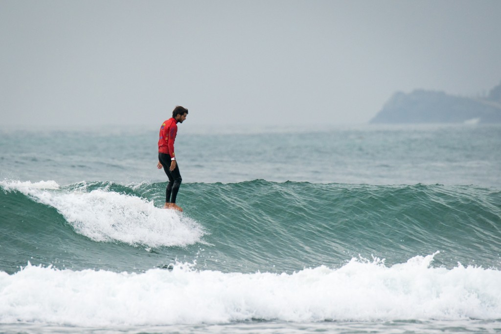 Argentina’s Francisco Surfiel Gil takes advantage of the clean, perfect conditions at Riyue Bay. Photo: ISA / Sean Evans