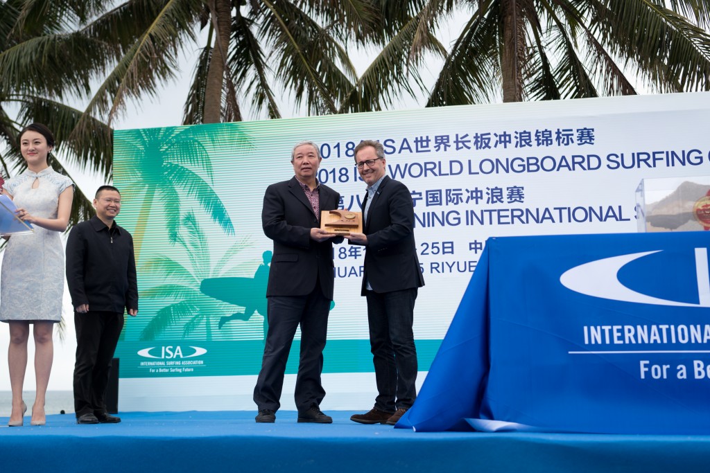 ISA Executive Director, Robert Fasulo, presents IOC Vice President, Yu Zaiqing, with a commemorative plaque to celebrate the 2018 edition of this World Championship in China. Photo: ISA / Sean Evans