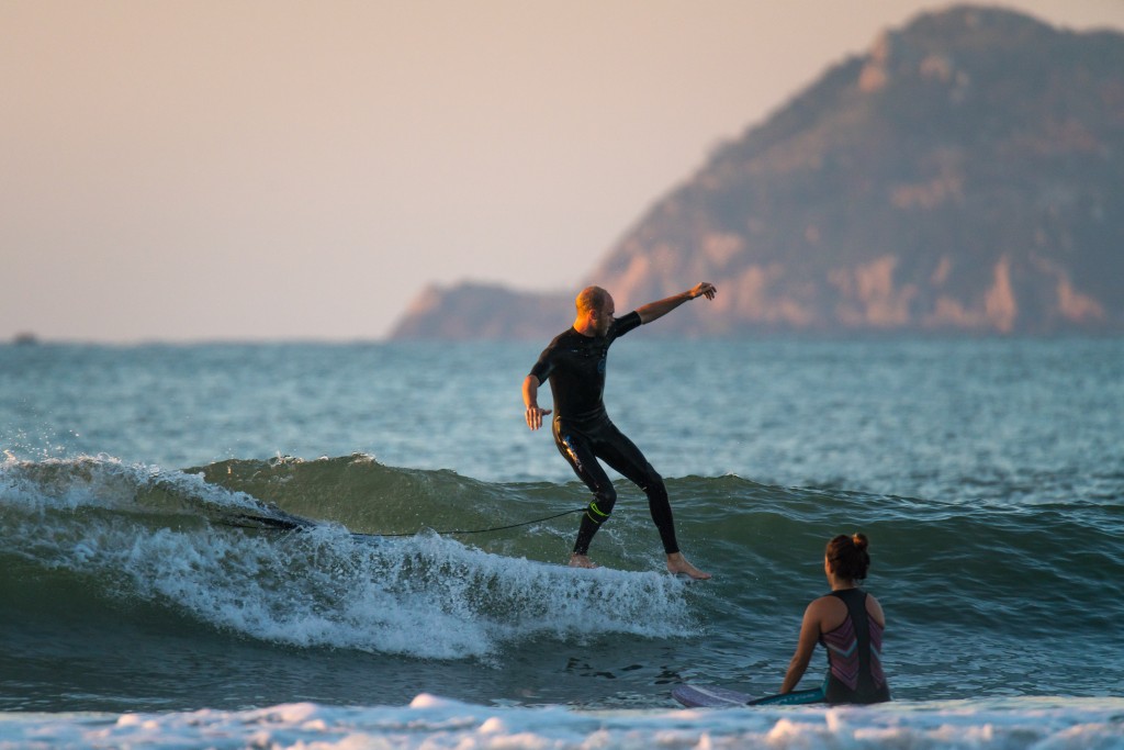 England’s Ben Howey warms up for the competition with a hang-five at Riyue Bay. Photo: ISA / Sean Evans