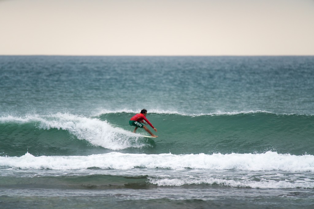 El peruano Lucas Garrido supo encontrar buenas olas durante el día inaugural de competición en Riyue Bay. Foto: ISA / Sean Evans 