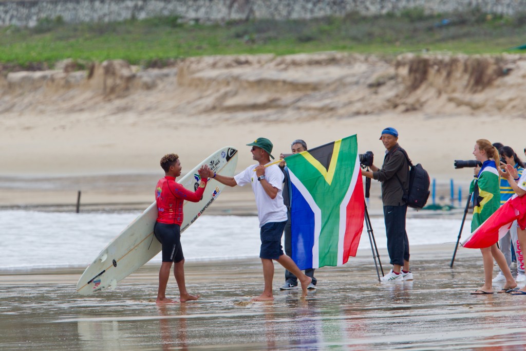 El integrante del equipo de Sudáfrica, Alfonzo Peters usó el longboard para cambiar su vida y ahora representa a su país a un gran nivel. Foto: ISA / Tim Hain