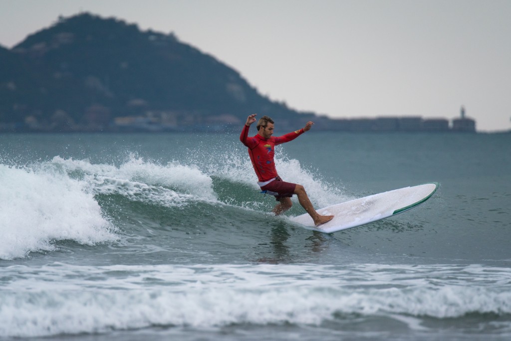 Kevin Skvarna (USA) fue uno de los surfistas destacados del día con excelentes puntuaciones que le llevaron a cerrar el día con la mejor puntuación total. Foto: ISA / Sean Evans 