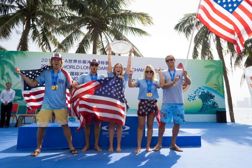 El Equipo de EEUU sostiene su bandera con orgullo tras ser coronado Medallista de Oro por equipos en el ISA World Longboard Surfing Championship 2018. Foto: Sean Evans 