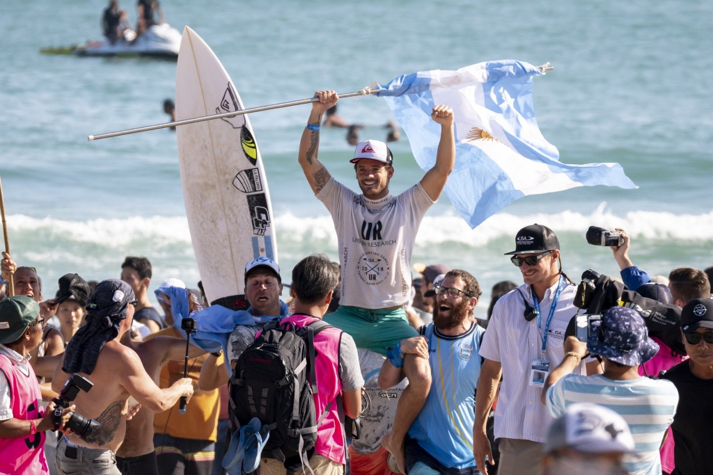 Santiago Muñiz celebra el triunfo para el Surfing argentino, ganando su segunda Medalla de Oro en un WSG. Foto: ISA / Sean Evans 