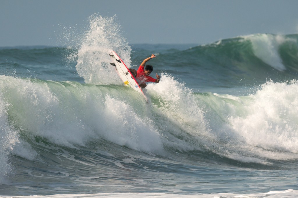 Hiroto Ohara pleases the hometown crowd with a heat win in Round 1 of the Men’s Division. Photo: ISA / Sean Evans 