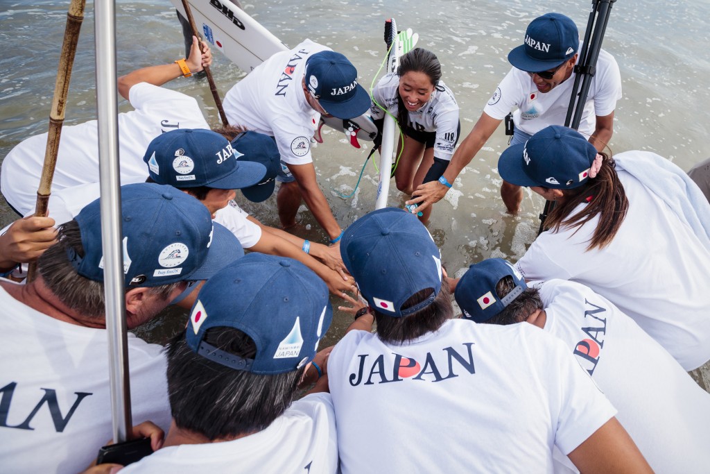 Team Japan supports Ren Hashimoto after advancing through the Main Event. Photo: ISA / Ben Reed 