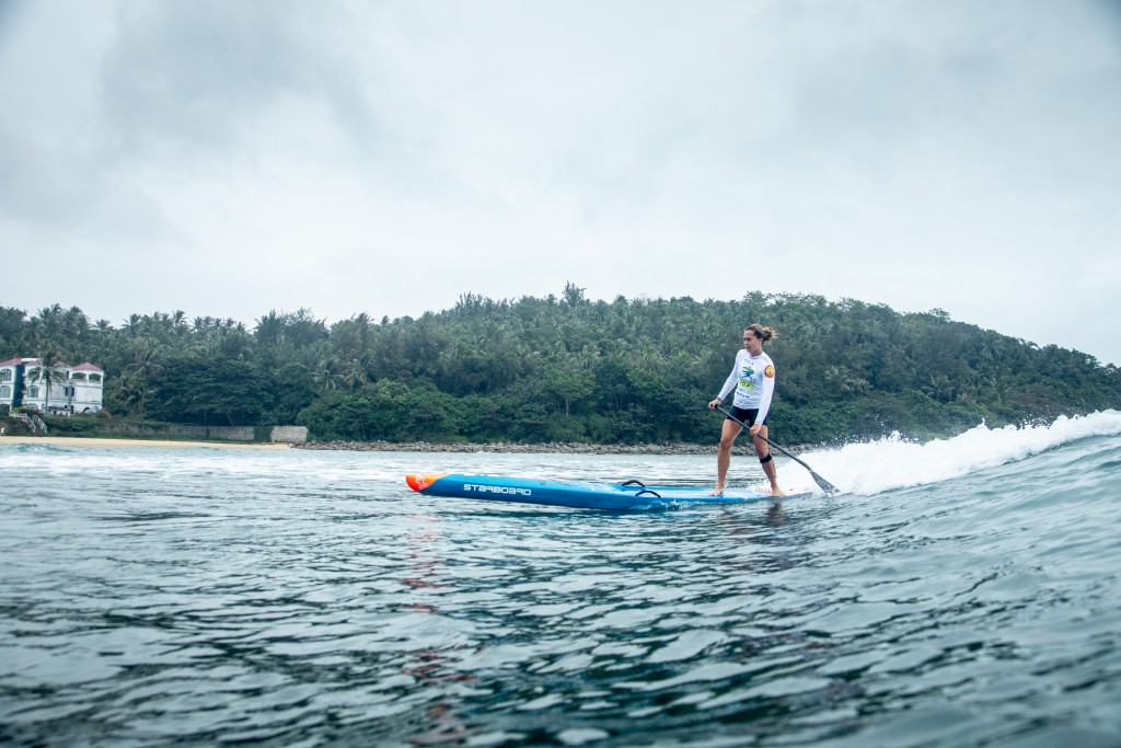 Shakira Westdorp de Australia acaba de ganar la Medalla de Oro de SUP Surfing. Aquí muestra su conocimiento de Riyue Bay para aprovechar las olas en la carrera. Foto: ISA / Pablo Jímenez 