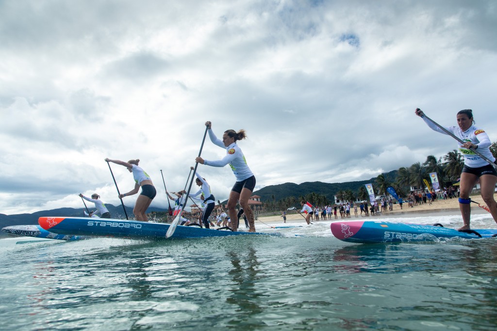 The Women’s SUP Technical Race Final dashes into the course. Photo: ISA / Pablo Jímenez 
