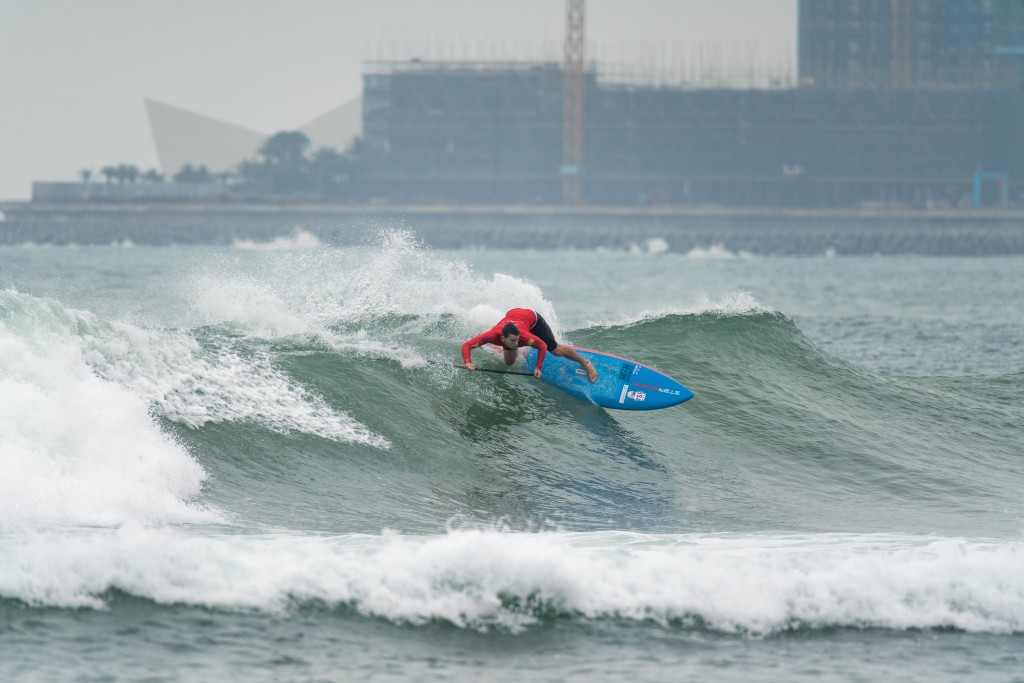 Sean Poynter looking strong in his bid to earn his third SUP Surfing Gold Medal. Photo: ISA / Sean Evans
