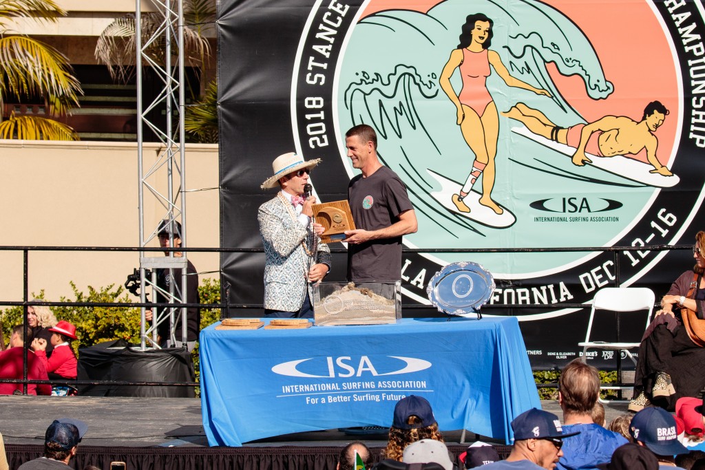 El Presidente de la ISA Fernando Aguerre dando reconocimiento al Presidente de Stance John Wilson por su contribución como sponsor principal del evento. Foto: ISA / Chris Grant 