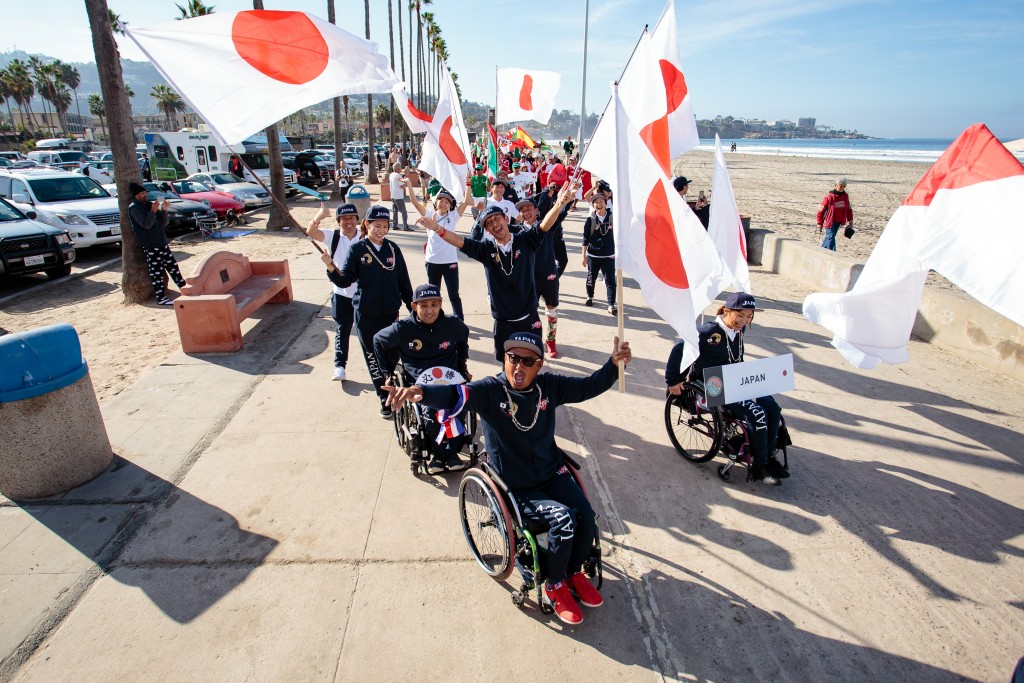 El Equipo de Japón dando rienda suelta a su orgullo nacional durante el Desfile de las Naciones. Foto: ISA / Chris Grant 
