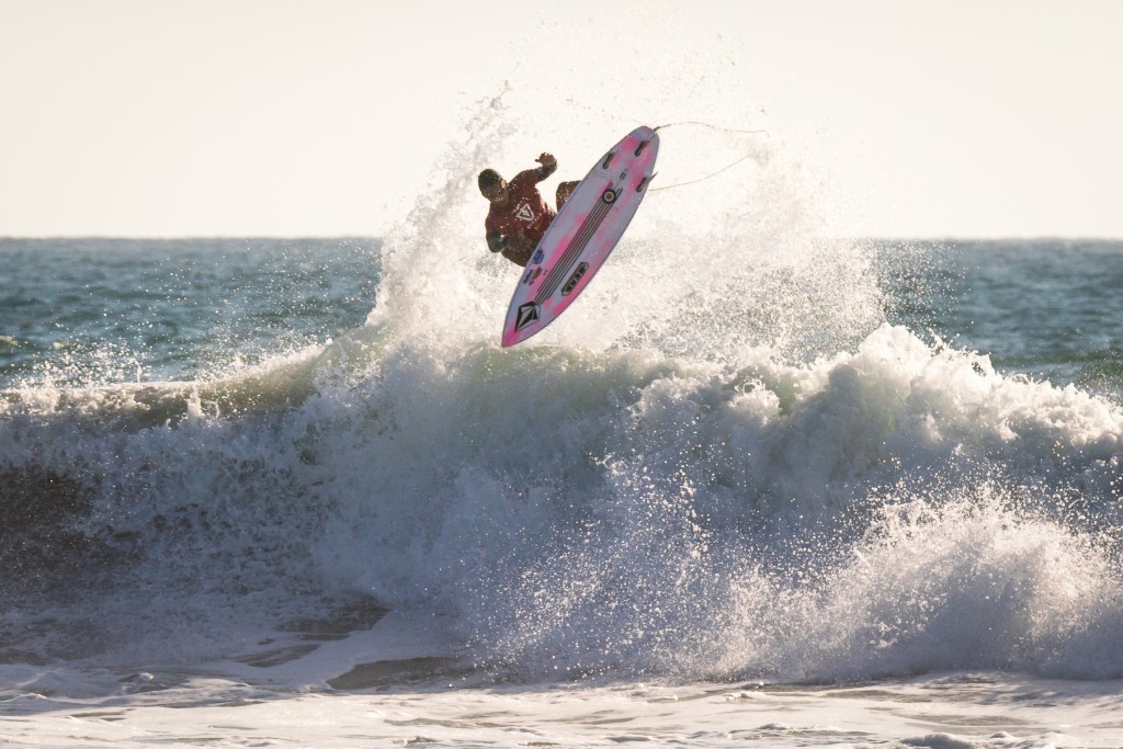 El integrante de Costa Rica Malakai Martinez logró uno de las mejores puntuaciones del sábado gracias a su surfing explosivo. Foto: ISA / Sean Evans 