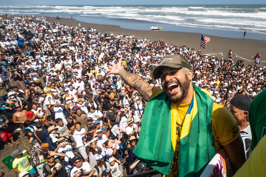 Brazil’s Italo Ferreira on top of the world after earning the Men’s Gold Medal with the highest heat total of the event. Photo: ISA / Sean Evans 