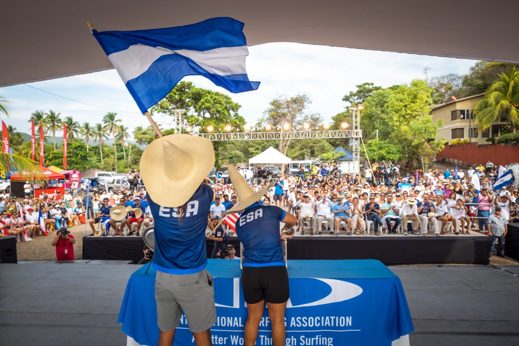 El Equipo de El Salvador cierra la Arenas del Mundo con la celebración de los fanáticos locales. Foto: ISA / Sean Evans 